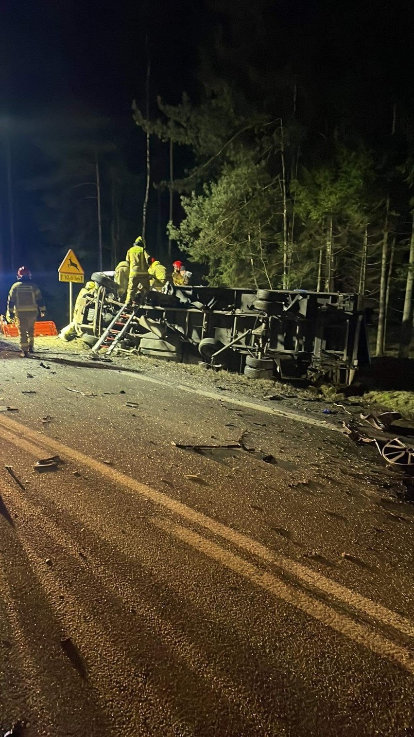 Wypadek na DK8 w miejscowości Rybniki. Dwie osoby ranne