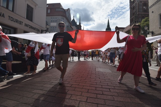 Demonstranci pojawili się pod pomnikiem Kopernika w Toruniu. Na koniec przemaszerowali ulicą Szeroką.