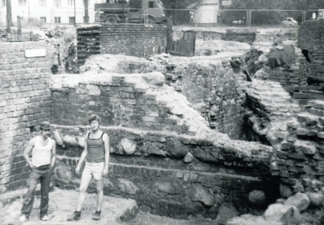 Michał Kondella w czasie studiów archeologicznych kilka lat pracował przy bramie wronieckiej
