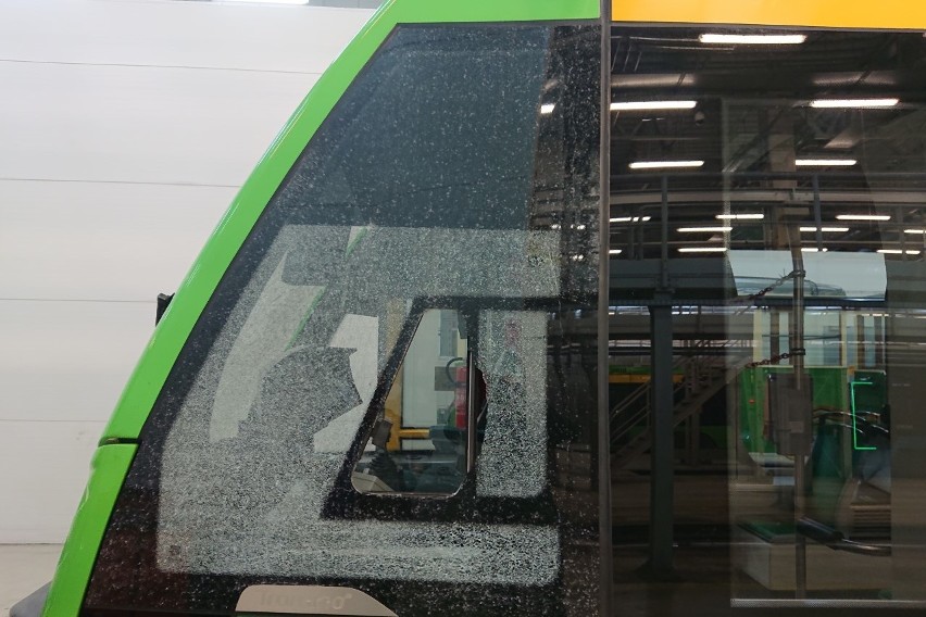 Charakter uszkodzeń wskazuje, że tramwaj linii 16 mógł być...