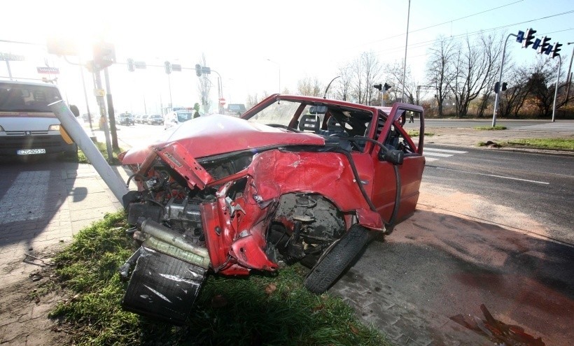 Wypadek al. Włókniarzy i ul. Srebrzyńska. 3 osoby ranne [zdjęcia, FILM]