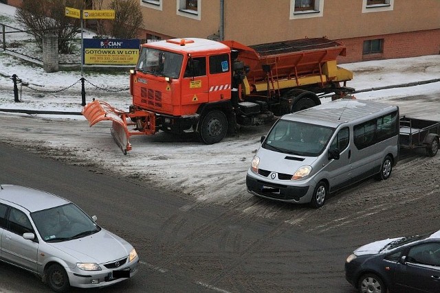 Ze śniegiem na drogach powiatowych w Międzyrzeczu i okolicach walczyły cztery piaskarki.