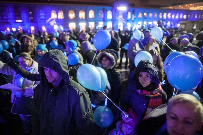 Uczestnicy Dnia Autyzmu w 2015 roku na rynku Manufaktury.