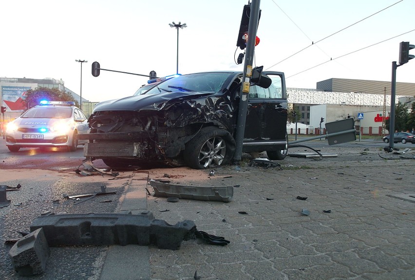Wypadek dwóch samochodów na skrzyżowaniu Radwańskiej i...