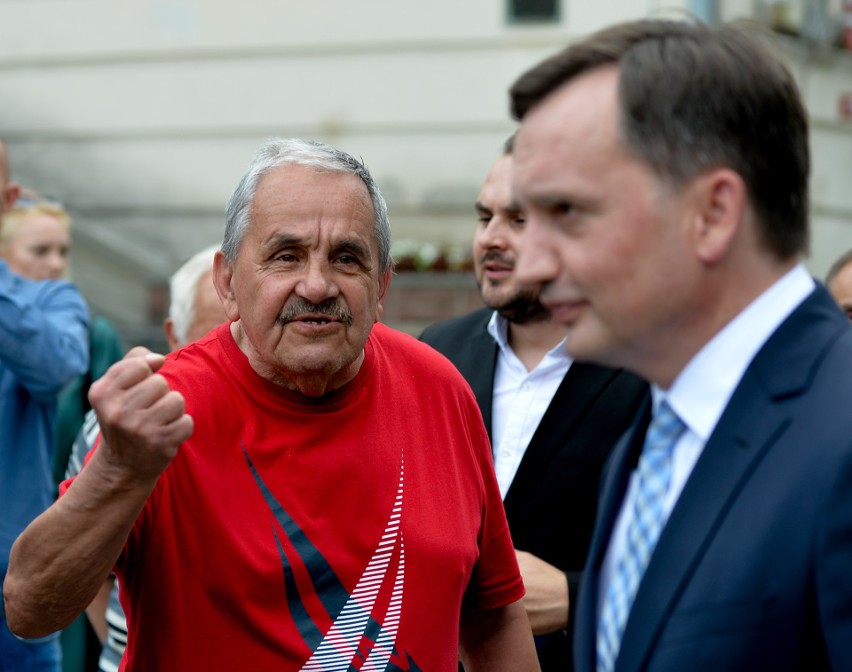 Minister sprawiedliwości Zbigniew Ziobro objeżdża Podkarpacie. W Przemyślu został sprowokowany do dyskusji o pedofilach [ZDJĘCIA, WIDEO]
