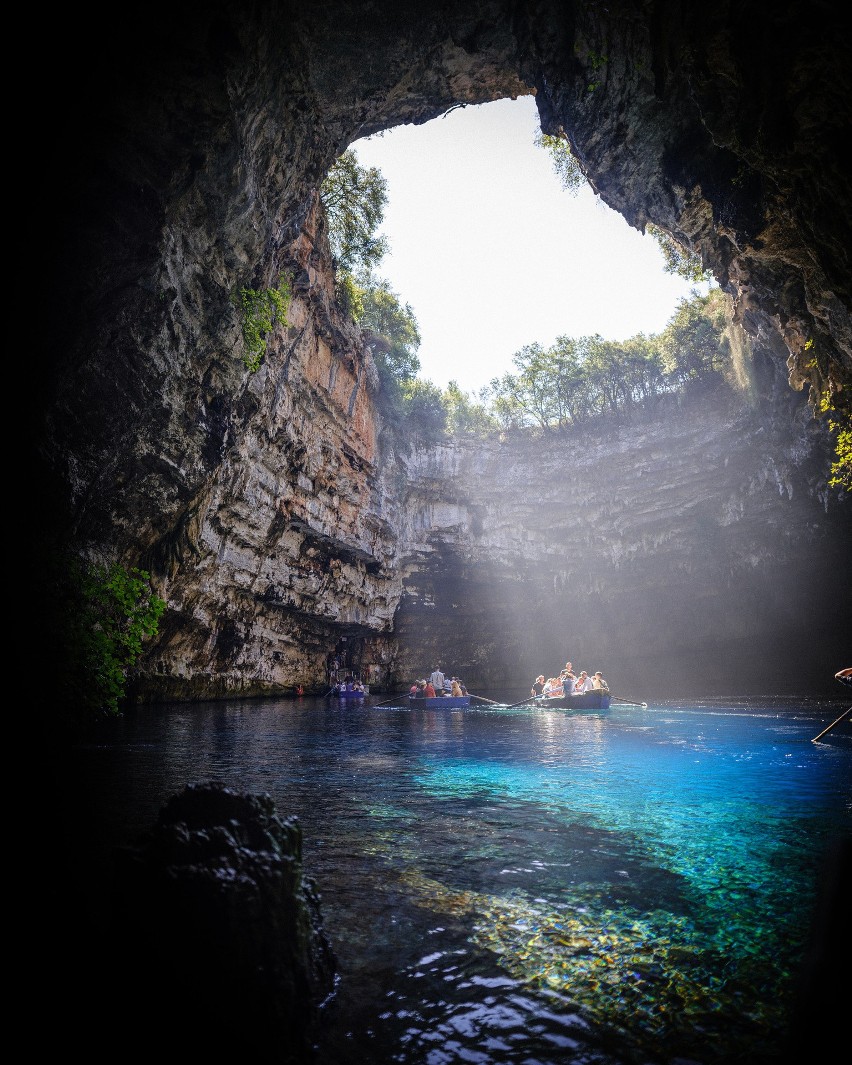 Najsłynniejszym naturalnym cudem Kefalonii jest jaskinia...