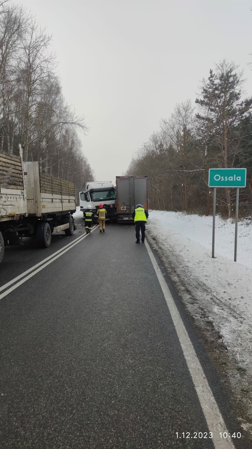 Karambol w miejscowości Ossala w powiecie staszowskim. Zderzyły się cztery ciężarówki. Droga krajowa numer 79 była całkowicie zablokowana
