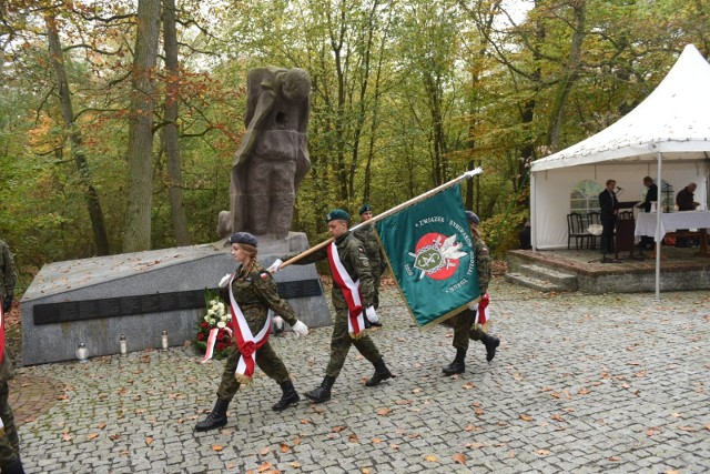 Mszą św. i uroczystością patriotyczną torunianie uczcili dziś (22.10) 78. rocznicę pierwszych straceń na Barbarce.