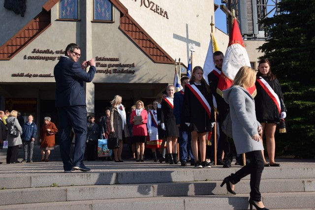 Trwają uroczyste obchody 50-lecia Szkoły Podstawowej nr 6 w Świeciu, będącej częścią Zespołu Szkół Specjalnych nr 1. Po mszy św. w kościele pw. św. Józefa uczestnicy uroczystości przeszli do szkoły, gdzie złożyli kwiaty pod tablicą Jana Pawła II, patrona placówki. Potem były przemówienia, kwiaty i prezenty, wspominanie dawnych lat i występy uczniów.