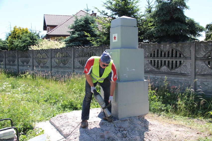 Trwa demontaż pomnika w Trzebiesławicach, przy ulicy...