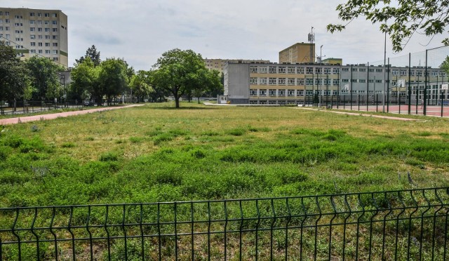 Zdaniem niektórych mieszkańców, przy ulicy karpackiej w pobliżu szkoły mogą znaleźć się obiekty rekreacyjno -rehablilitacyjne.