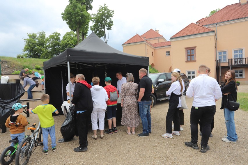 Kocioł gulaszu z dzika i wiele kulinarnych atrakcji w Podzamczu Chęcińskim na festiwalu kulinarnym kuchni dworskiej. Zobacz zdjęcia