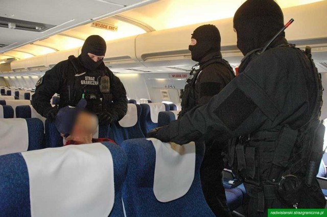 Agresywny pasażer z Gdańska pobił żonę na pokładzie samolotu do Warszawy