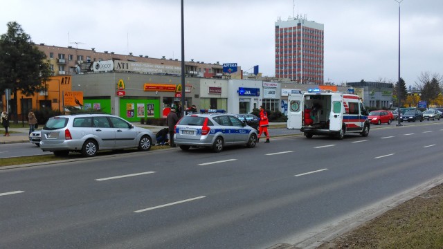 Do zdarzenia doszło na al. Rejtana. Starszy, około 70-letni, mężczyzna zasłabł na pasie zieleni, został zabrany przez karetkę. O zdarzeniu poinformował nas internauta.