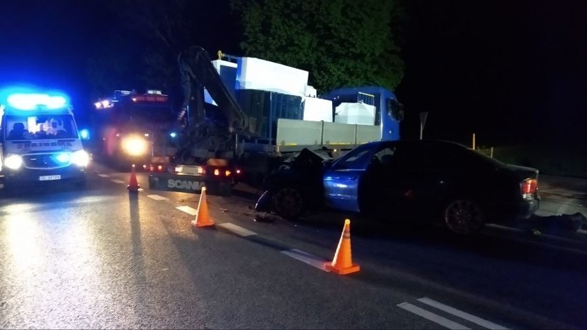 Nocny wypadek na krajowej "74". BMW uderzyło w ciężarówkę (ZDJĘCIA)