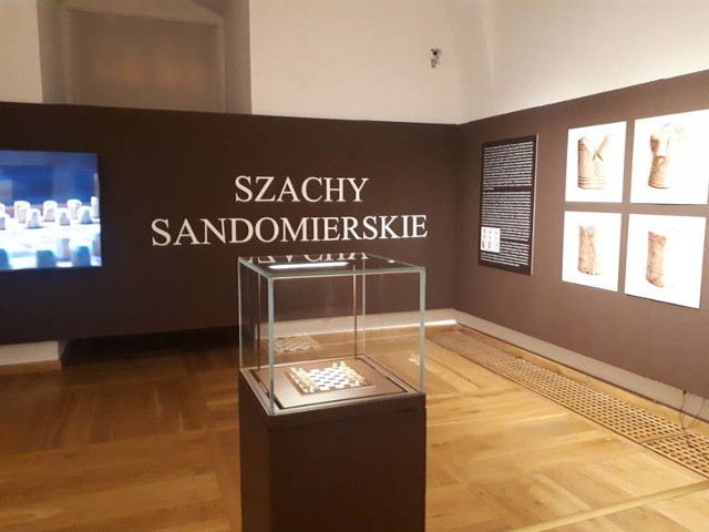 Sandomierskie tradycje gry w szachy sięgają XII wieku. Z okresu czasu datowany jest zabytkowy zestaw  bierek do królewskiej gry, odnaleziony w Sandomierzu w 1962 roku.