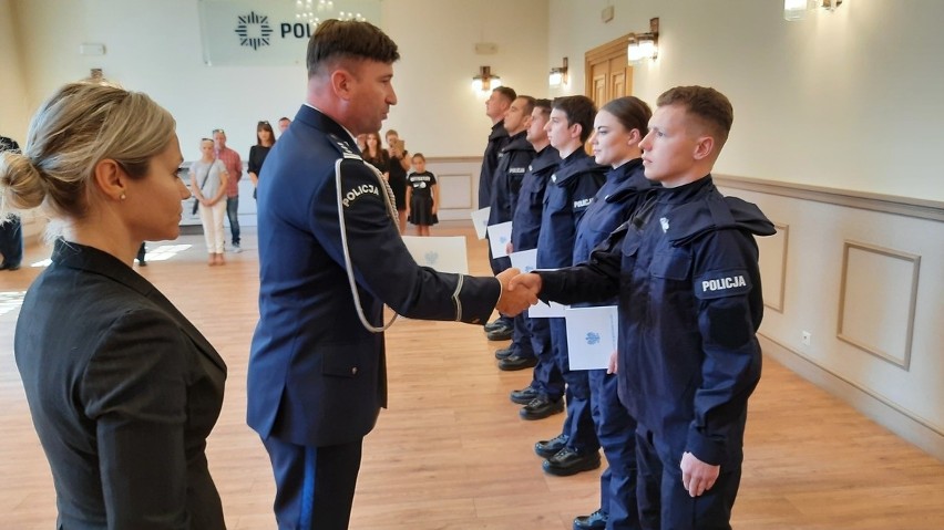 Policjant na początku swojej ścieżki zawodowej zarabia...