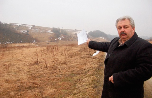 Sołtys Jonin Zbigniew Cieślikowski pokazuje na zarośnięte trawą, wykupione kilka lat temu tereny, które miały zostać zalane. ­– Po co były te wszystkie obietnice, skoro nie zrealizowano z nich ani krzty?! – pyta