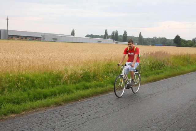 Ta droga transportu wiejskiego w podopolskich Złotnikach wygląda lepiej niż niejedna ulica w mieście.