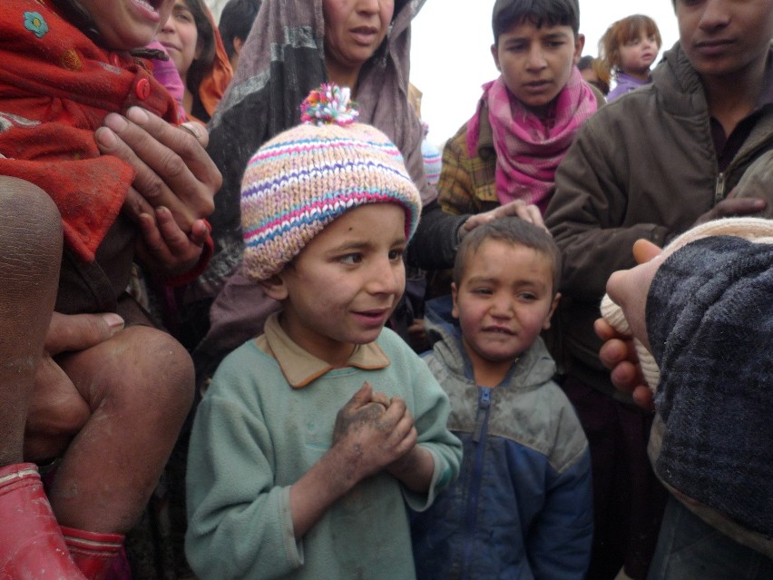 Tysiące czapek dla dzieci w Afganistanie. To ostatni transport [ZDJĘCIA]