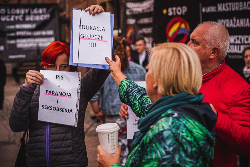 Gdański protest "przeciwko zakazaniu edukacji seksualnej"...