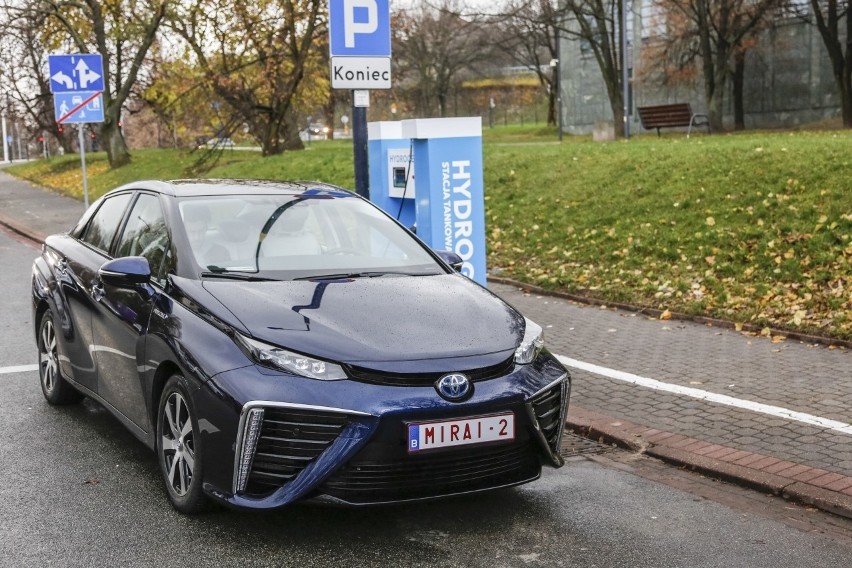 Toyota Mirai kosztuje w Niemczech równowartość ok. 350 000...