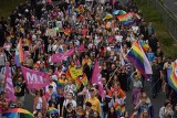 Marsz Równości w Częstochowie. Uczestnicy już po raz czwarty przeszli ulicami miasta. Pochód zabezpieczało kilkuset policjantów