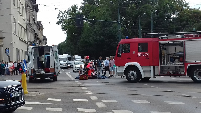 Wypadek motocyklisty w centrum Krakowa. Motocyklista odwieziony do szpitala