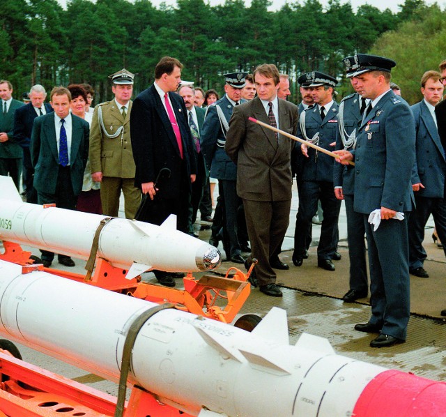 Pilscy piloci byli dumą Piły. 1993 rok: premier Pawlak  podziwia pilski arsenał  