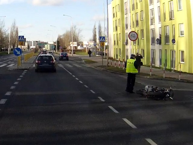 Do kolizji doszło około godziny 13 na ulicy Gnieźnieńskiej. Kierowca samochodu osobowego wyjeżdżający z drogi podporządkowanej nie ustąpił pierwszeństwa prawidłowo jadącemu motocykliście.