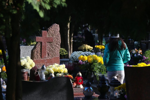 Nowe, wyższe, stawki opłat za miejsca na cmentarzach komunalnych we Wrocławiu zaczną obowiązywać za niecałe dwa tygodnie. Ceny wzrosną o kilkadziesiąt procent. Drożej zapłacimy praktycznie za wszystkie opcje pochówków i przedłużeń. Poprzednie kwoty obowiązywały od trzech lat.Sprawdź stawki na kolejnych stronach.