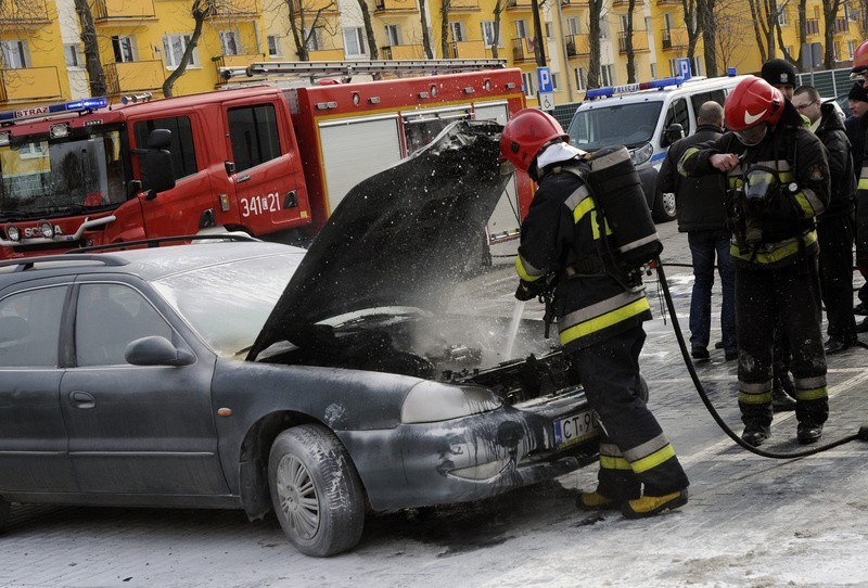 - Straż pożarna gasi auto zaparkowane przy Plazie -...