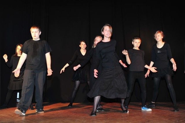 Przegląd konkursowy, w kategorii dziecięcej, rozpoczął występ teatru "Trzy Czwarte&#8221; z podstawówki numer 34 w Radomiu. Młodzi aktorzy pokazali spektakl "Co jest grane&#8221;.