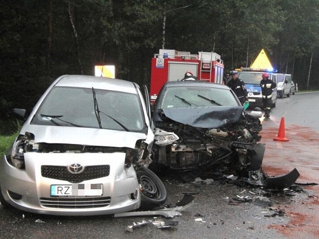 Toyota yaris i renault clio zderzyły się w piątkowy wieczór na górze Raszówce.