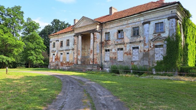 Dzisiaj pałac jest kompletnie opuszczony i jak informuje wywieszka na drzwiach wejściowy - „grozi zawaleniem”.