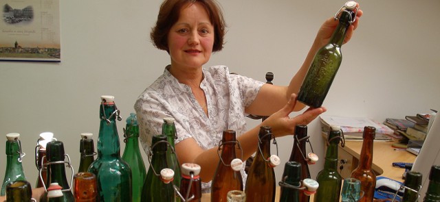 Danuta Szewczyk z kolekcją butelek pozostawionych przez tajemniczego ofiarodawcę.