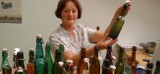  Przed drzwiami muzeum w Koszalinie kustosz Danuta Szewczyk natknęła się na karton z butelkami po piwie z okresu międzywojennego (wideo)