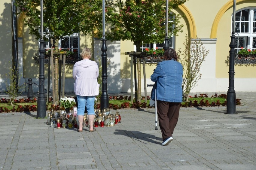 Mieszkańcy Darłowa oddają hołd rodzinie, która zginęła w...