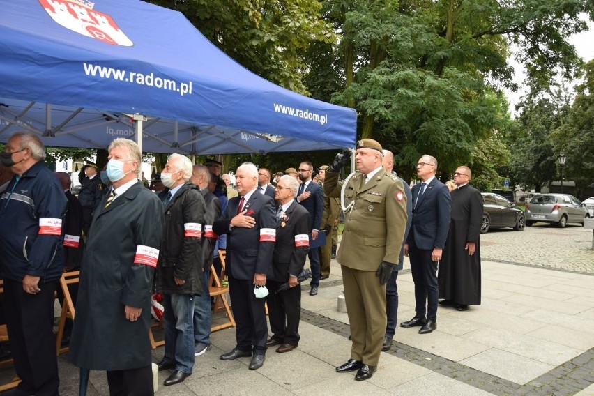 Delegacje radomskich instytucji, żołnierze i kombatanci oraz...