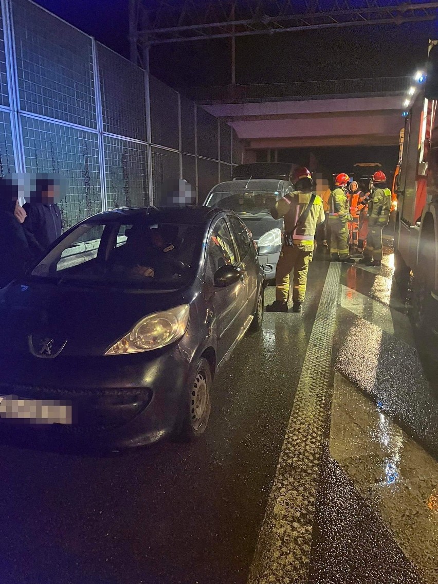 Na autostradzie A4 znów niespokojny dzień. Kolizja trzech aut, tir w rowie, zderzenie