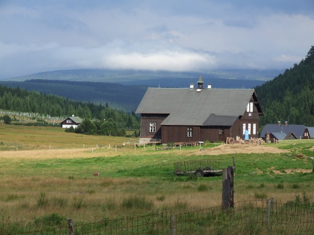 CC BY-SA 3.0Jizerka to osada w Górach Izerksich położna na wysokości 862 m n.p.m. To jedna z najwyżej położonych wiosek w Czechach.