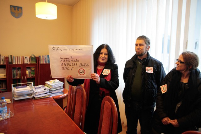 Działacze Koalicji dla Czystego Powietrza złożyli na ręce marszałków petycję o ustanowienie uchwały antysmogowej dla Opolszczyzny.