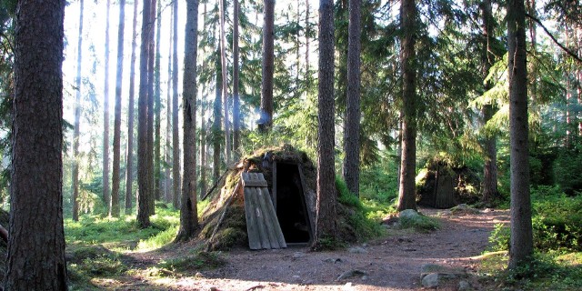 Kolarbyn Eco - Lodge – jak to było przed naszą erąHotele kojarzą nam się z luksusem i wygodami. Ten jednak ma zabrać nas w całkiem inny wymiar. Kolarbyn Eco – Lodge to 12 leśnych chat otoczonych lasem, oferujących prawdziwy „powrót do natury”. Ich zielone dachy porośnięte są owocami leśnymi. Każdy domek wyposażony jest w dwa łóżka, drewniany kominek i dywaniki z owczej skóry. Goście mogą zapomnieć o współczesnych wygodach takich jak prąd, czy bieżąca woda. Nawet drewno na opał trzeba samemu przygotować. Jedynym luksusem jest dziesięcioosobowa  sauna opalana drewnem. Aby przenieść się do tego „zielonego” świata, musimy przyjechać do Skinnskatteberg w Szwecji.