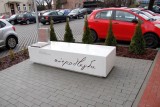 Ławka pomnikowa Niepodległości w centrum Niska. Posłuży do siedzenia i do posłuchania