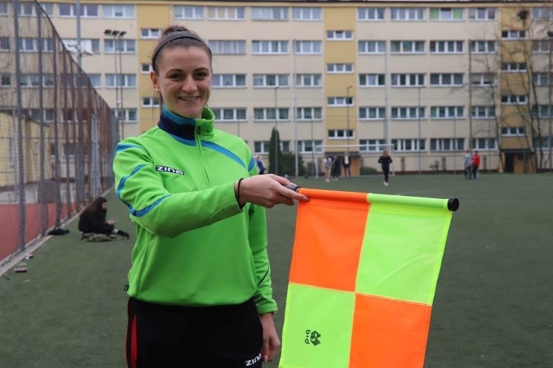 Julia Bukarowicz, futbolowy sędzia: Kobieta  łagodzi  obyczaje na piłlarskim boisku