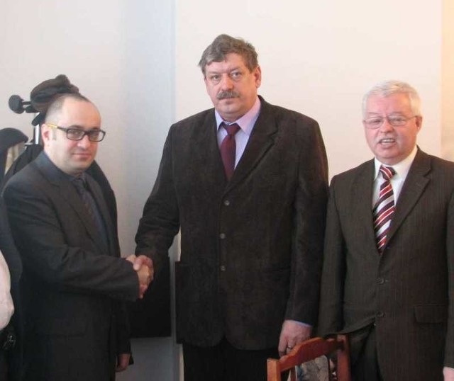 Starosta Jan Moskwa (w środku) życzył Bartoszowi Stemplewskiemu (pierwszy z lewej) powodzenia na stanowisku dyrektora szpitala.