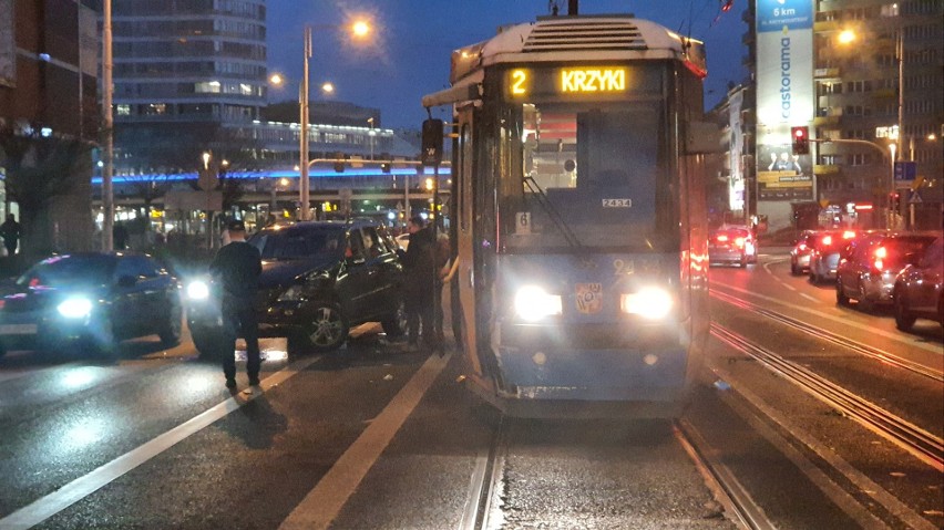 Zawracała w niedozwolonym miejscu, zderzyła się z tramwajem. Wypadek pod Pasażem Grunwaldzkim we Wrocławiu [ZDJĘCIA]