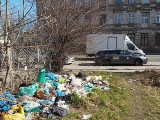 Górna: śmieci straszą przy ul. Kilińskiego. Worki, butelki, stare ubrania, a to nie wszystko. Kolejne dzikie wysypisko w Łodzi