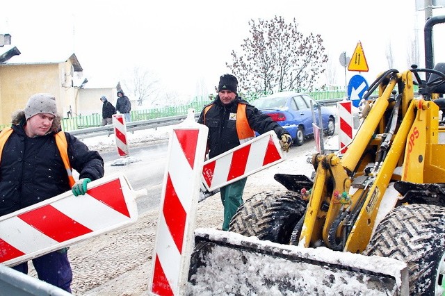 Drogowskazy i blokady z ulicy zdejmowali Krystian Łata (z lewej) i Tomasz Zieliński z Przedsiębiorstwa Budowy Dróg i Mostów ze Świecia.