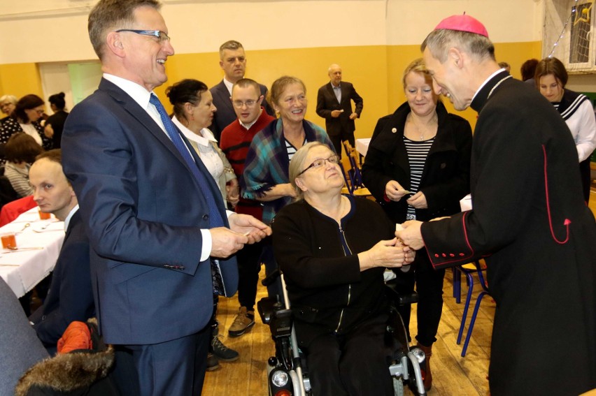 Nowy Sącz. Opłatek niepełnosprawnych z błogosławieństwem biskupa i życzeniami prezydenta miasta